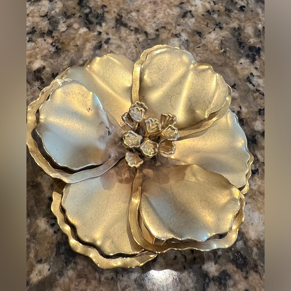 Vintage/Antique gold flower pin